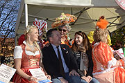 auf dem Viktualienmarkt den Marktfrauen wurde die Linie 8 aufgeführt (©Foto. Ingrid Grossmann)